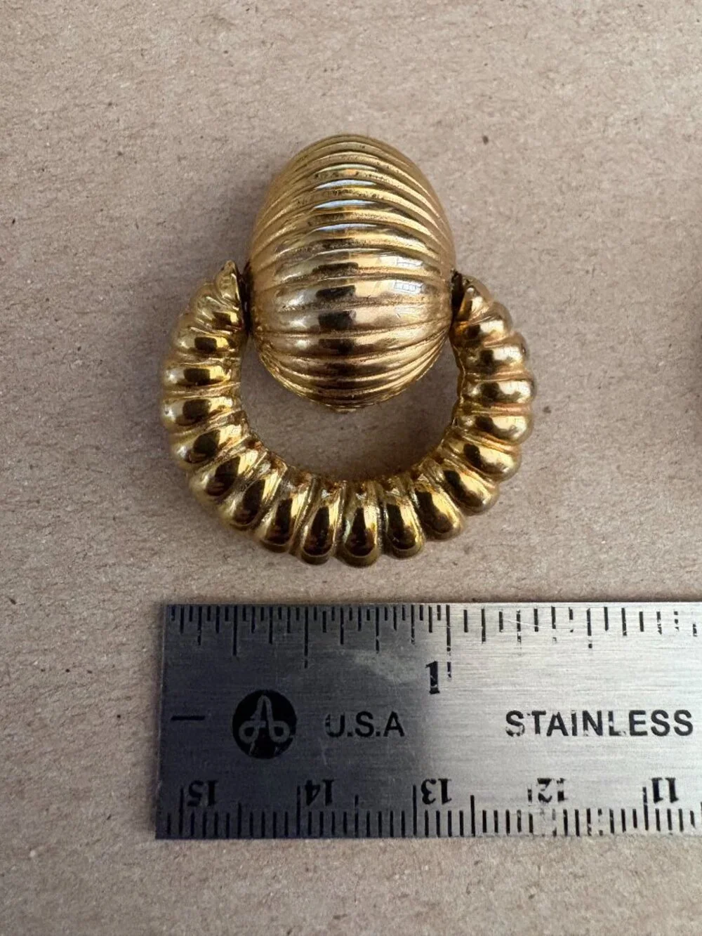 80s vintage signed Kenneth Lane Hanging Ribbed Doorknocker gold earrings - Picture 7 of 8